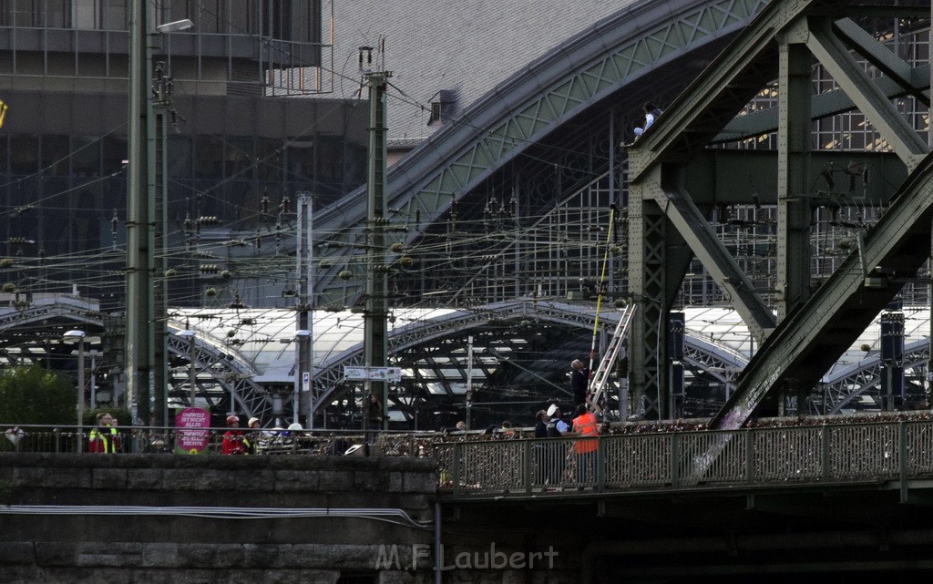 PSpringt kein Suizid Brueckenspringer Koeln Hohenzollernbruecke P229.JPG - Miklos Laubert